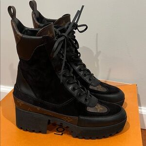 Louis Vuitton Lauréate leather lace up boots